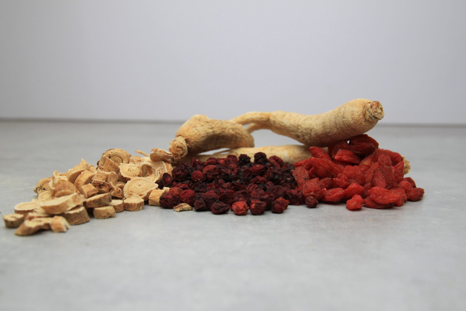 Racines séchées d'astragale (Huang Qi) utilisées en médecine traditionnelle chinoise pour l'immunité.